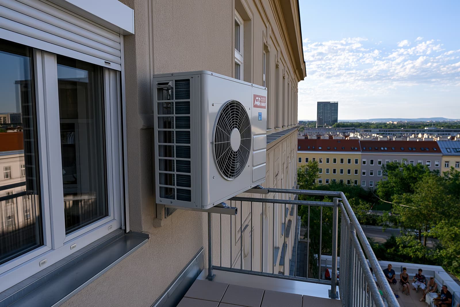 Dalīta gaisa kondicionēšanas iekārta, kas uzstādīta uz vācu Altbau dzīvokļa balkona sienas, ierīces tips, kas ir BGH gaisa kondicionēšanas lēmuma centrā.