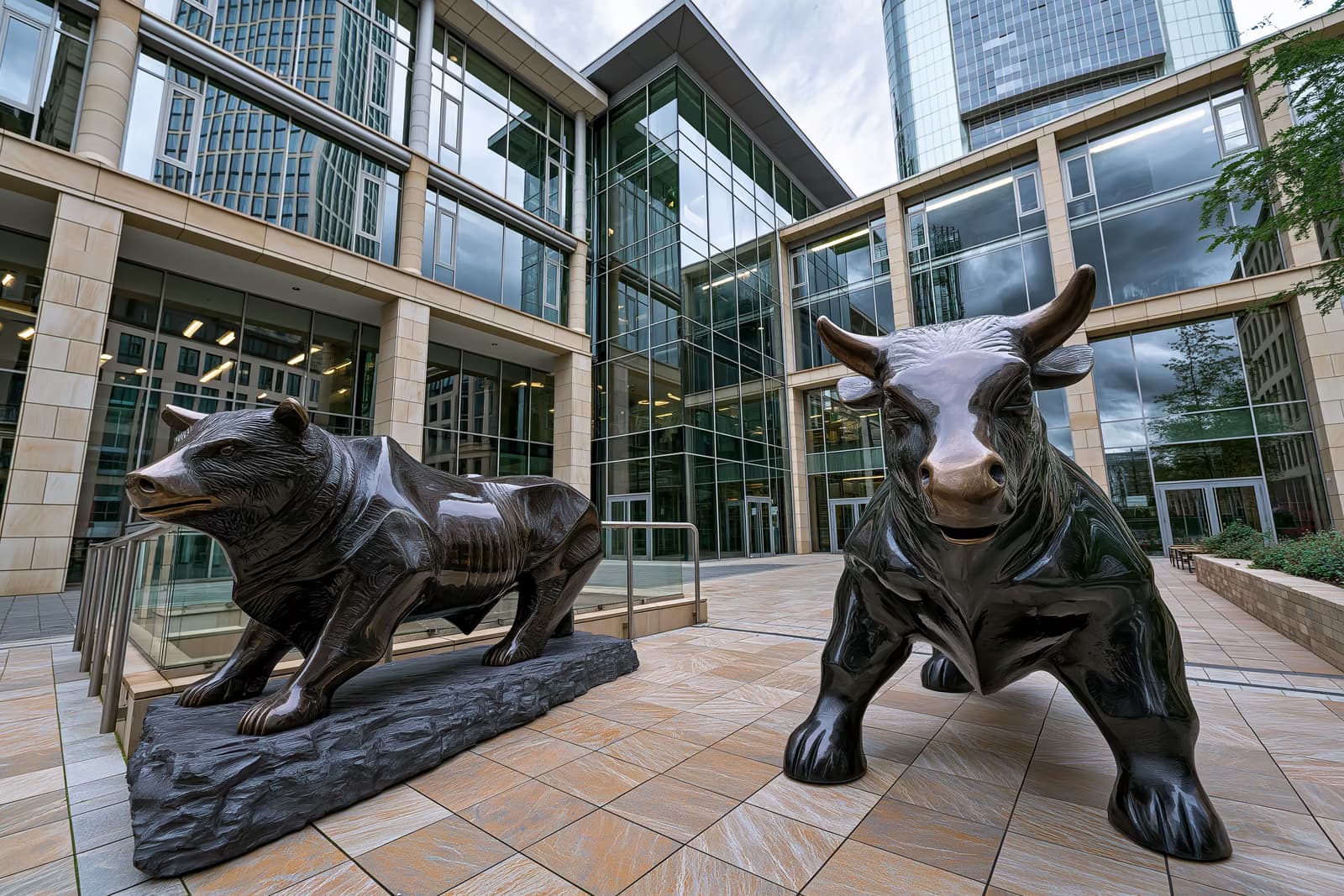 DAX indeksa līkne Frankfurtes biržas tirdzniecības ekrānā, kurā indekss ir zem 25 000 punktu atzīmes.