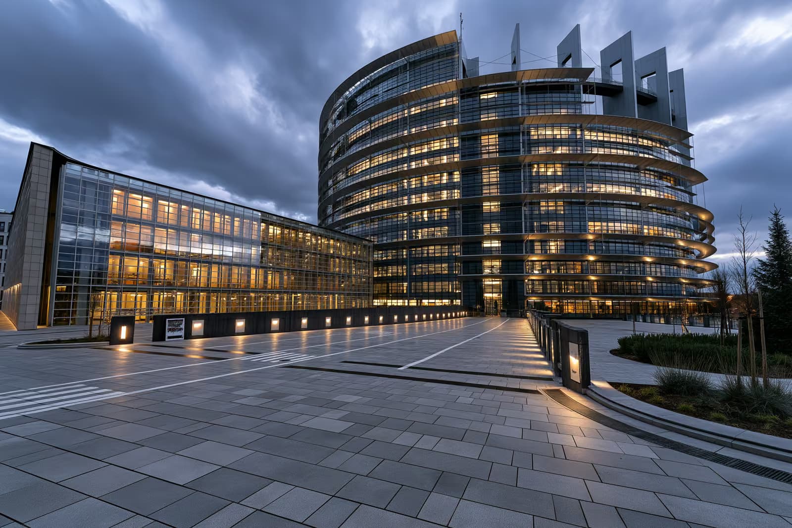 Eiropas Komisijas Berlaymont ēka Briselē ar ES karogiem ārpusē.