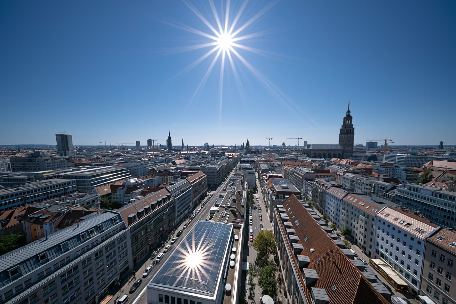 Miglaina pilsētas panorāma zem spēcīgas vasaras saules karstuma viļņa laikā.