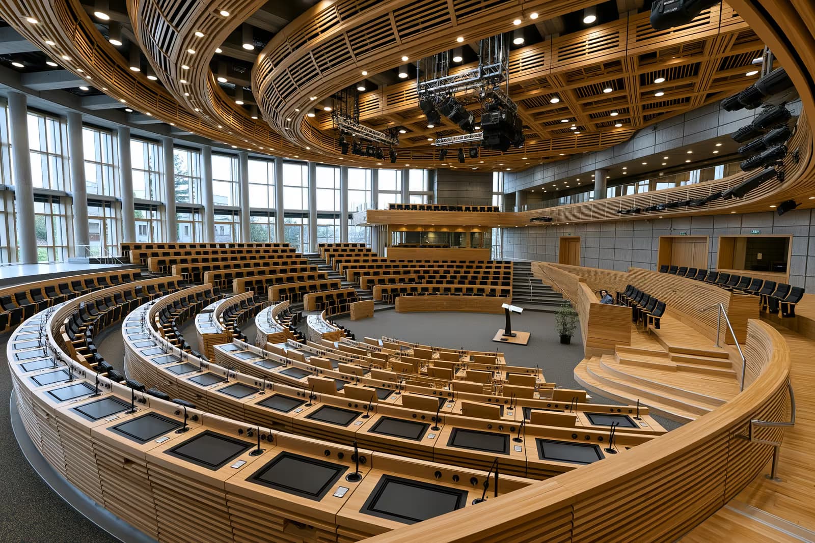 Plašs tukšas nacionālā parlamenta plenārsēdes zāles interjers pirms debatēm.