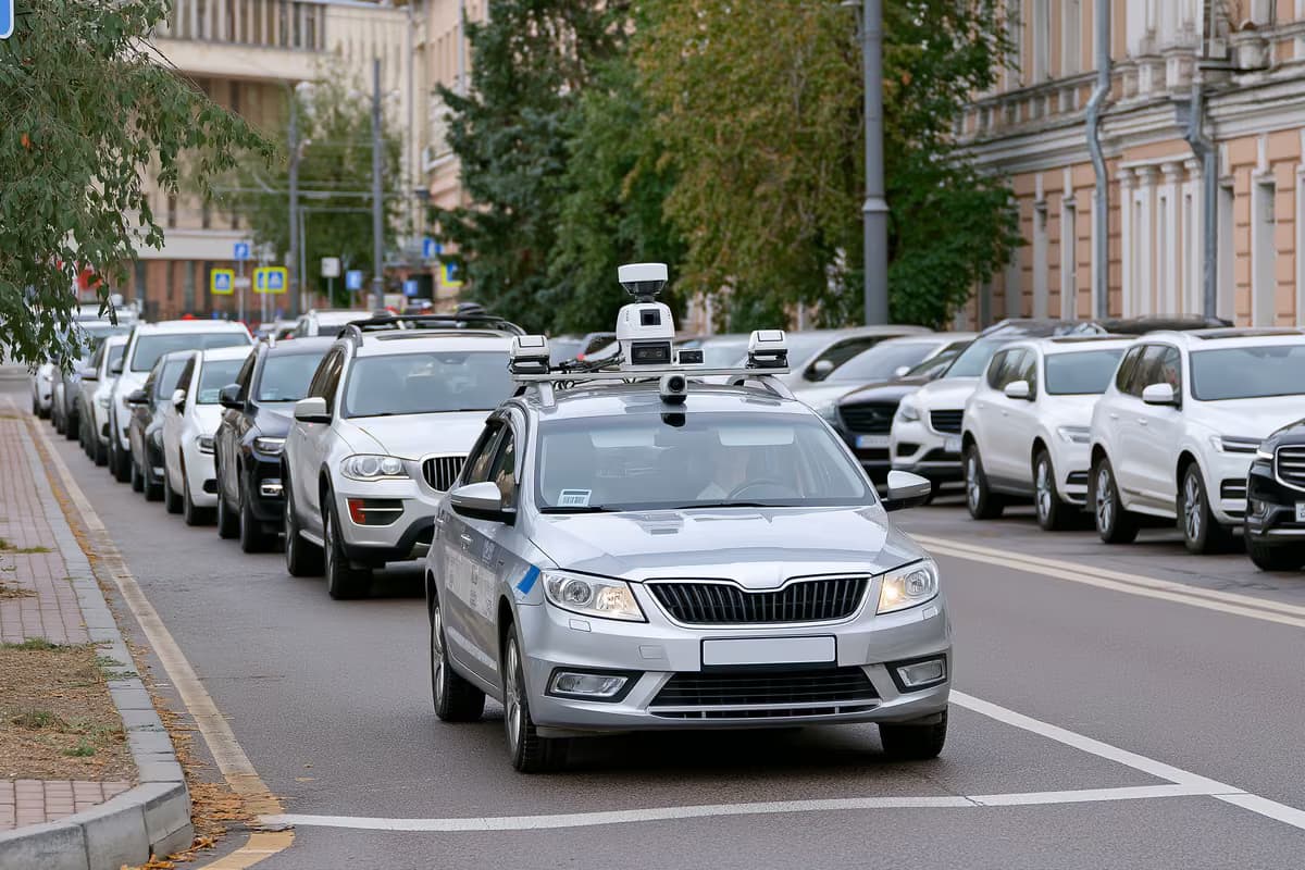 Ar kameru aprīkota pašvaldības automašīna skenē novietotas automašīnas pilsētas ielā.