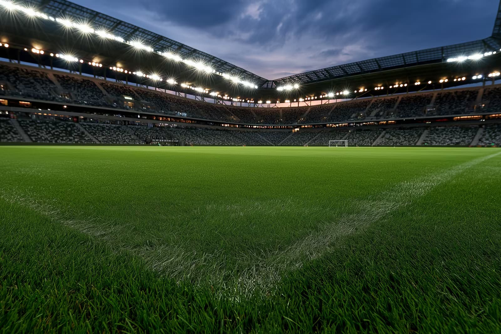 Apgaismots futbola stadions krēslā pirms vakara spēles.